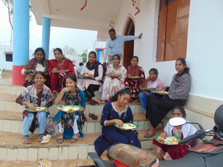 Lunchpauze bij de vrouwenbijbelschool in Kuruli (OD)